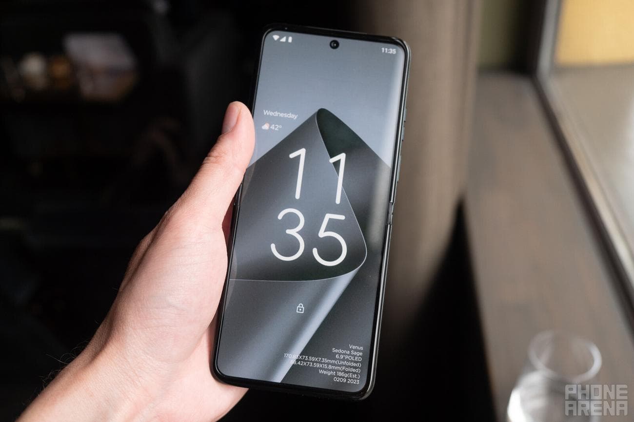 Ψηλότερο από πριν&nbsp;(Πιστωτική εικόνα - PhoneArena) - Motorola Razr (2023) πρακτική κριτική: πρώτες εντυπώσεις με τη νέα γενιά Razr!