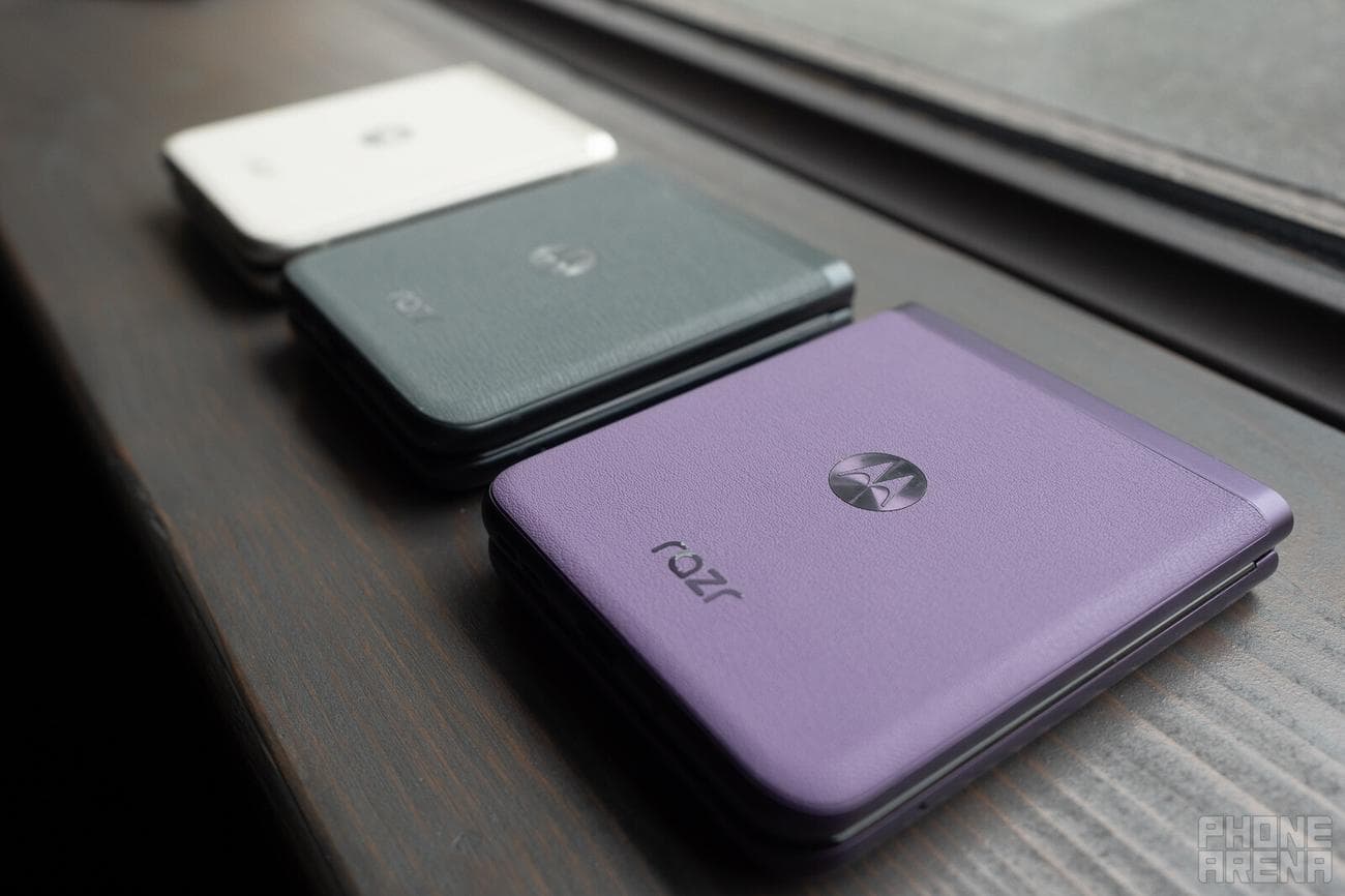 Motorola Razr (2023) χρώματα&nbsp;(Πιστωτική εικόνα - PhoneArena) - Motorola Razr (2023) πρακτική αναθεώρηση: πρώτες εντυπώσεις με τη νέα γενιά Razr!