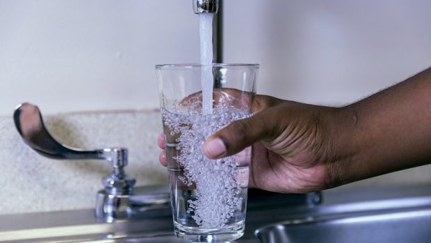 PFAS: Αποζημιώσεις δισεκατομμυρίων για τη μόλυνση του νερού με «παντοτινά χημικά»