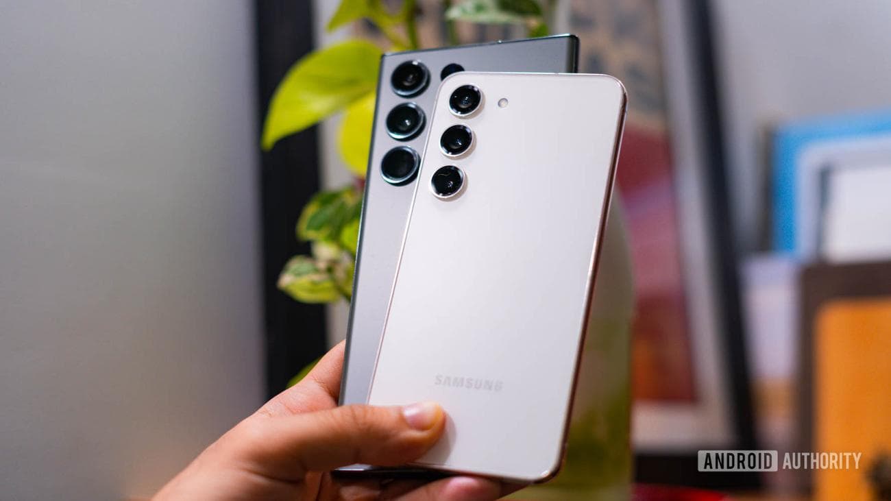 Samsung Galaxy S23 Ultra vs Galaxy S23 στο χέρι