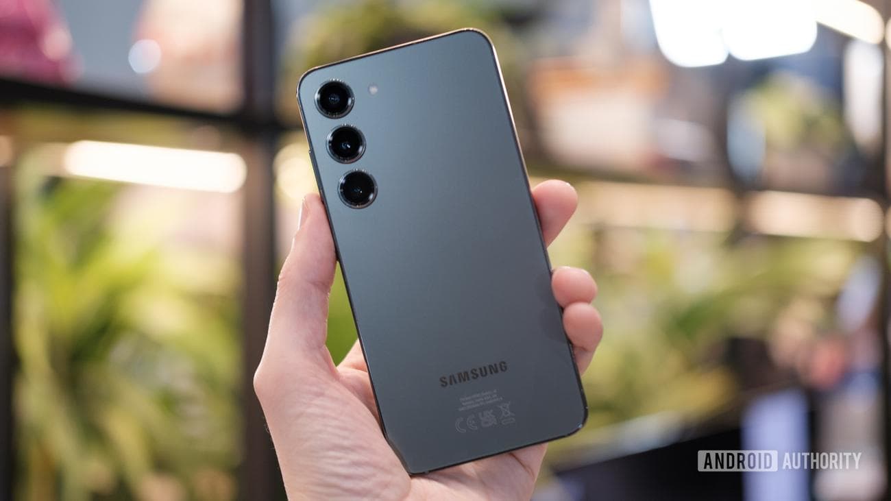 Samsung Galaxy S23 πίσω πράσινο χρώμα στο χέρι