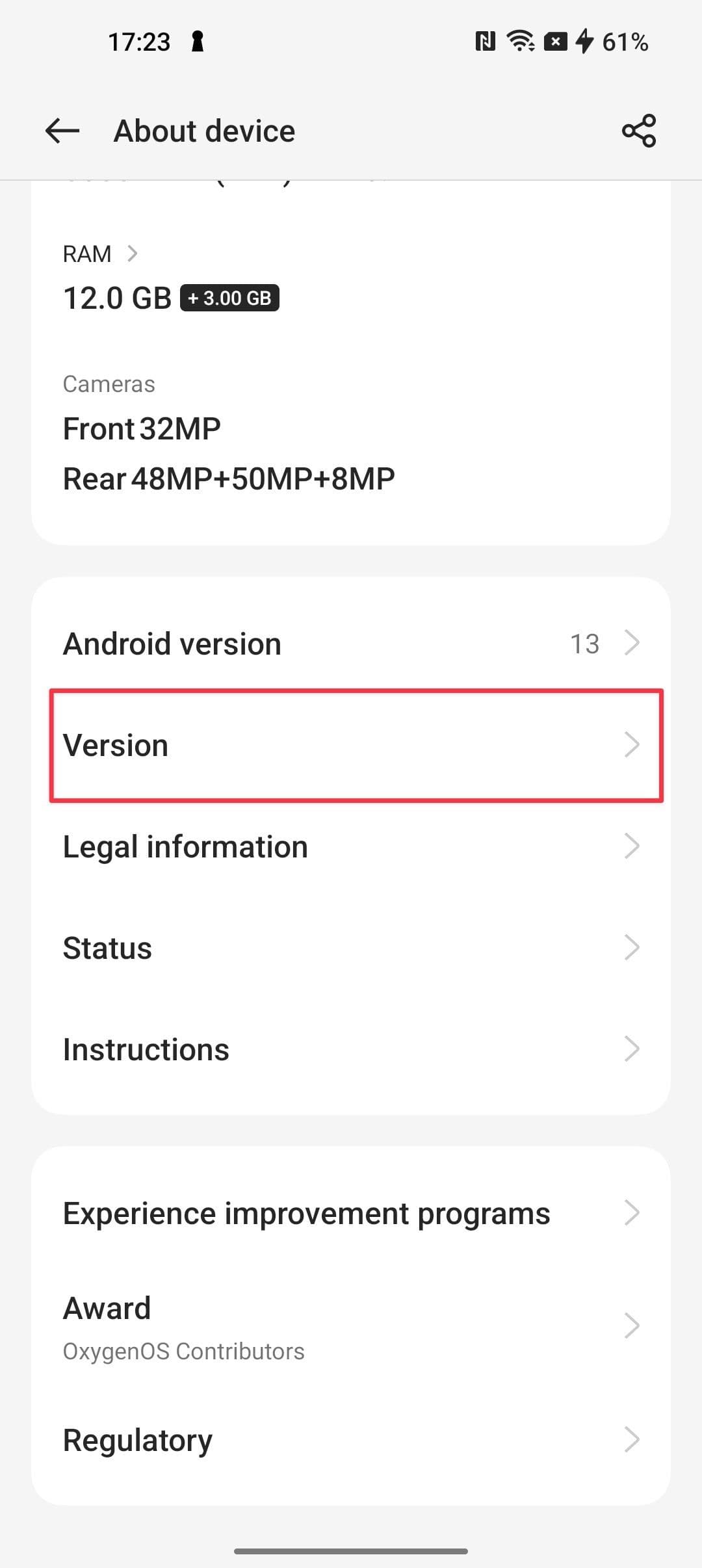 Επιλέγοντας την ενότητα Έκδοση στην ενότητα Πληροφορίες για τη συσκευή σε μια συσκευή OnePlus