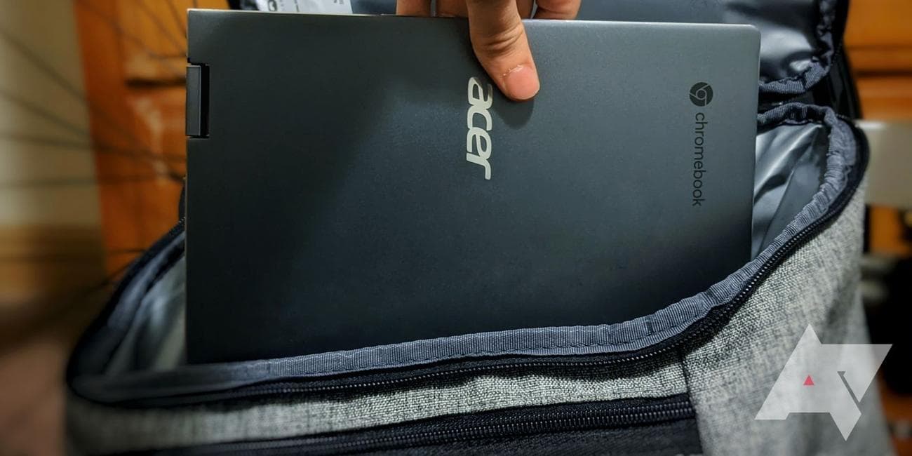 φορητό υπολογιστή που εισάγεται σε μια γκρίζα τσάντα
