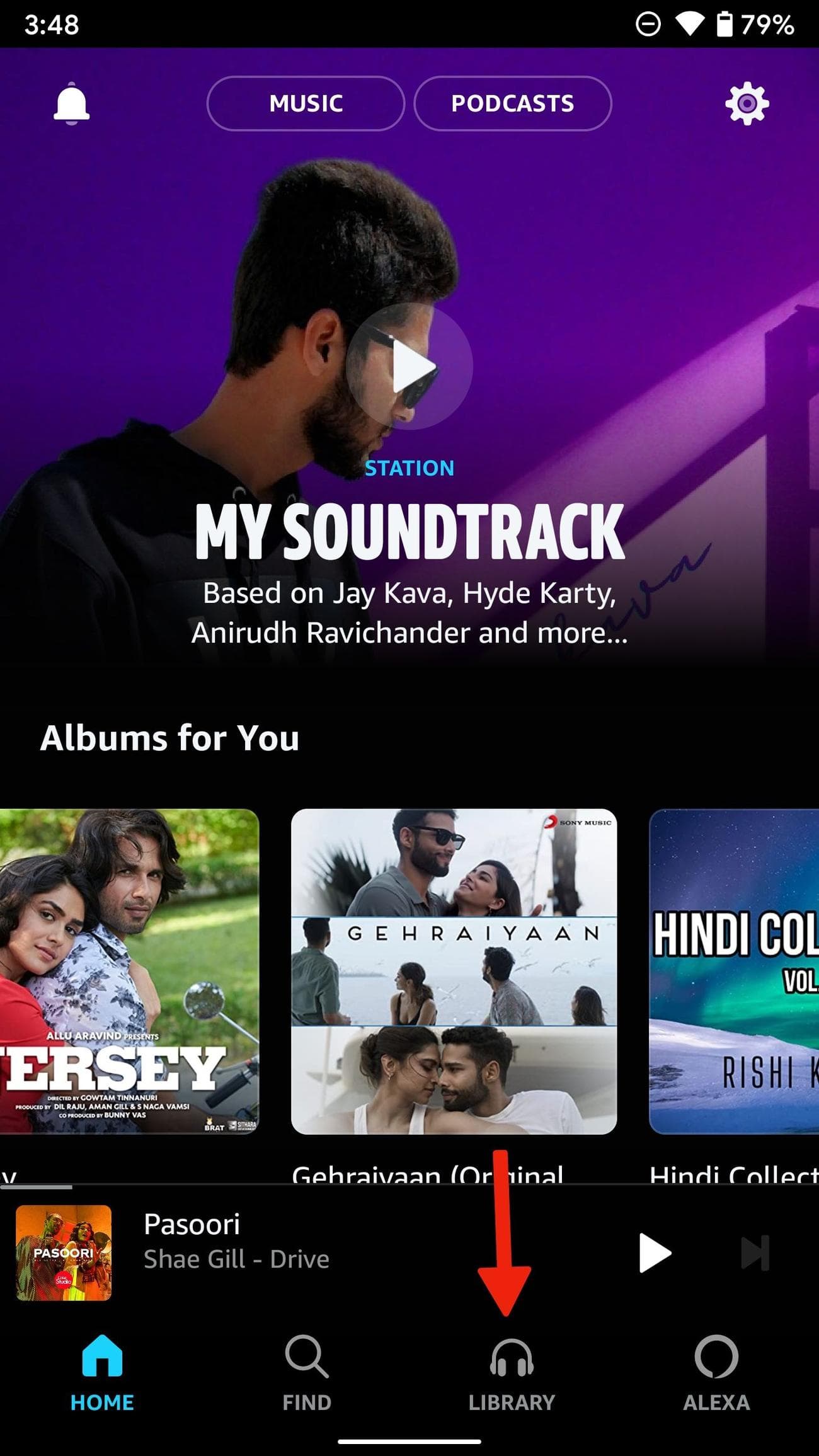 Αρχική σελίδα της εφαρμογής Amazon Music με ένα βέλος που δείχνει τη «Βιβλιοθήκη» κάτω δεξιά.