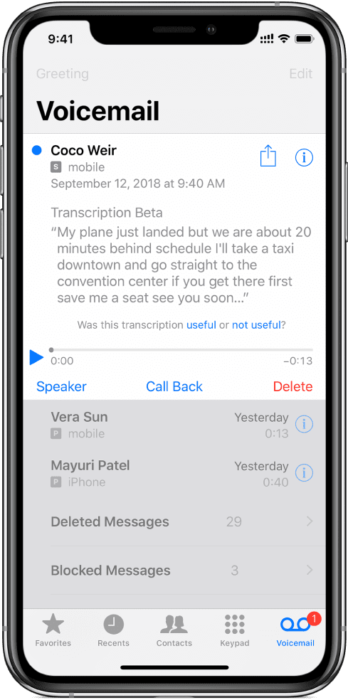 Τηλεφωνητής σε iPhone που εμφανίζει οθόνη μεταγραφής.