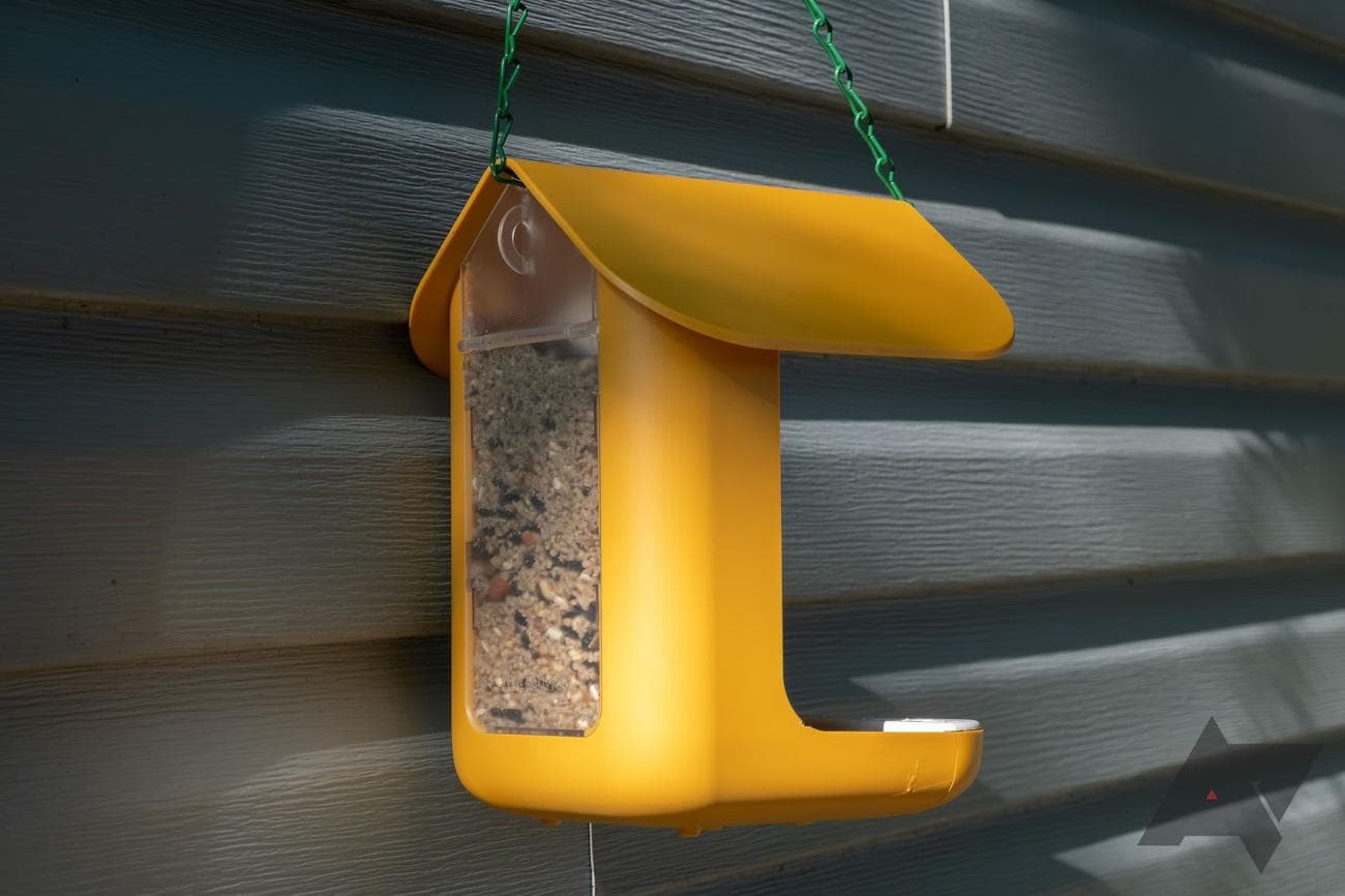 bird-buddy-smart-bird-feeder-rear-closed