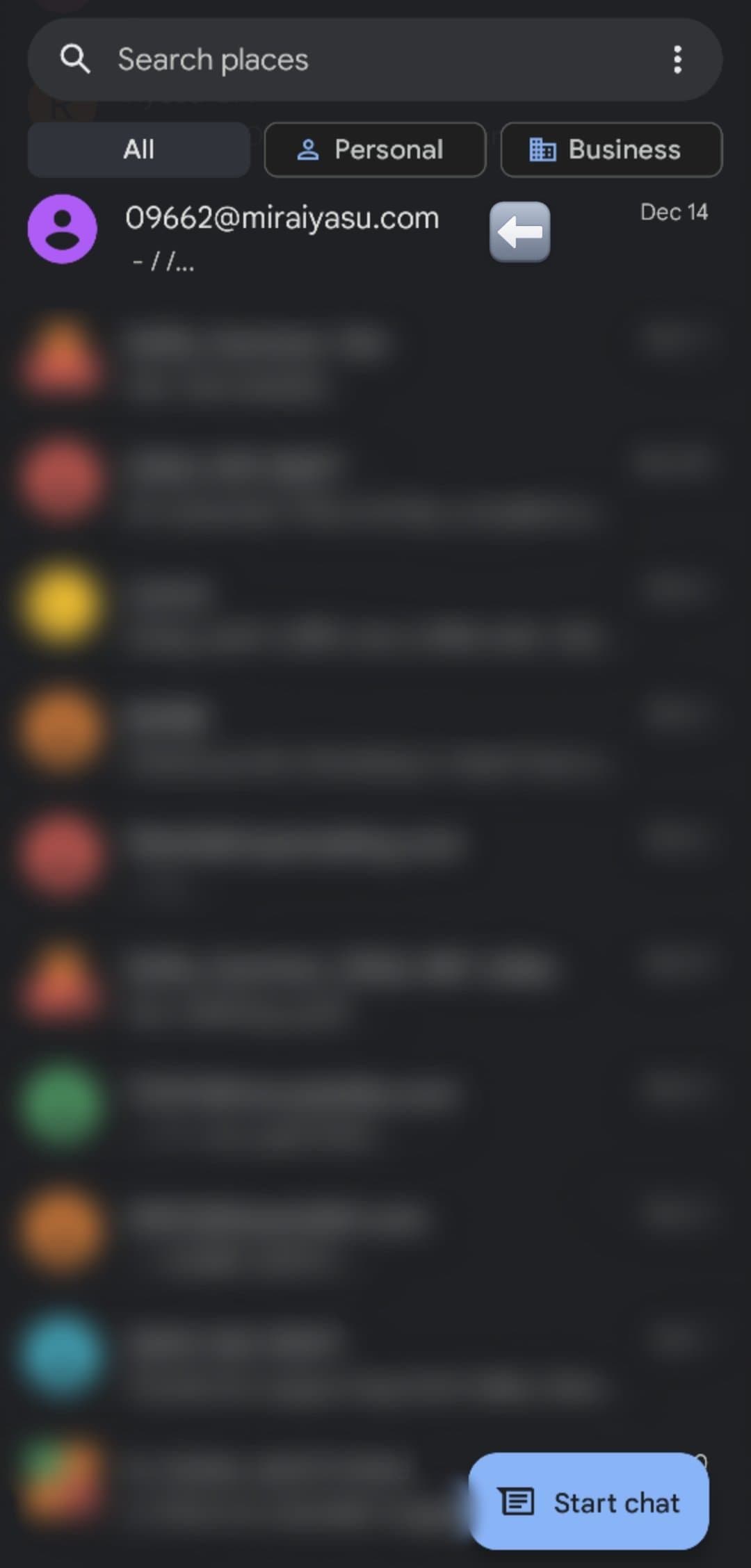 Η εικόνα δείχνει την οθόνη του Google Messages με ένα βέλος που δείχνει τη σχετική συνομιλία.