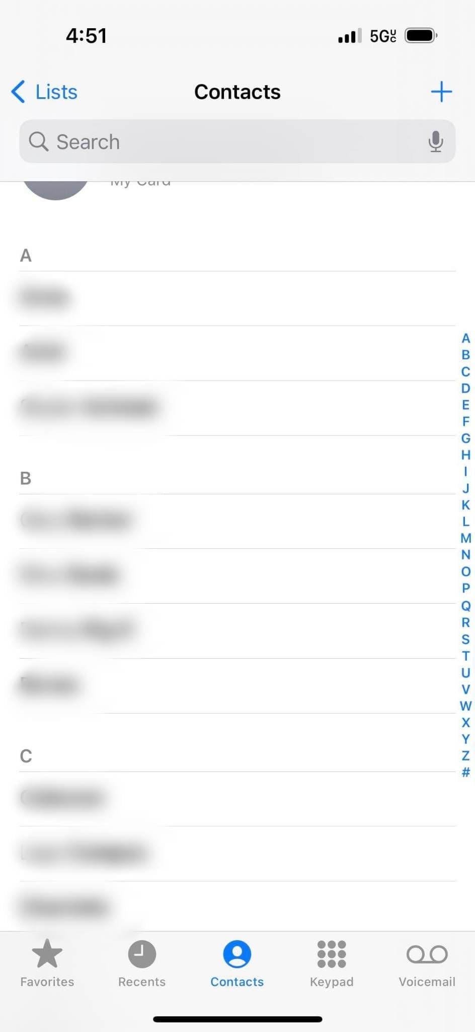 Το στιγμιότυπο οθόνης εμφανίζει τη σελίδα Επαφές στην εφαρμογή Τηλέφωνο στο iOS.
