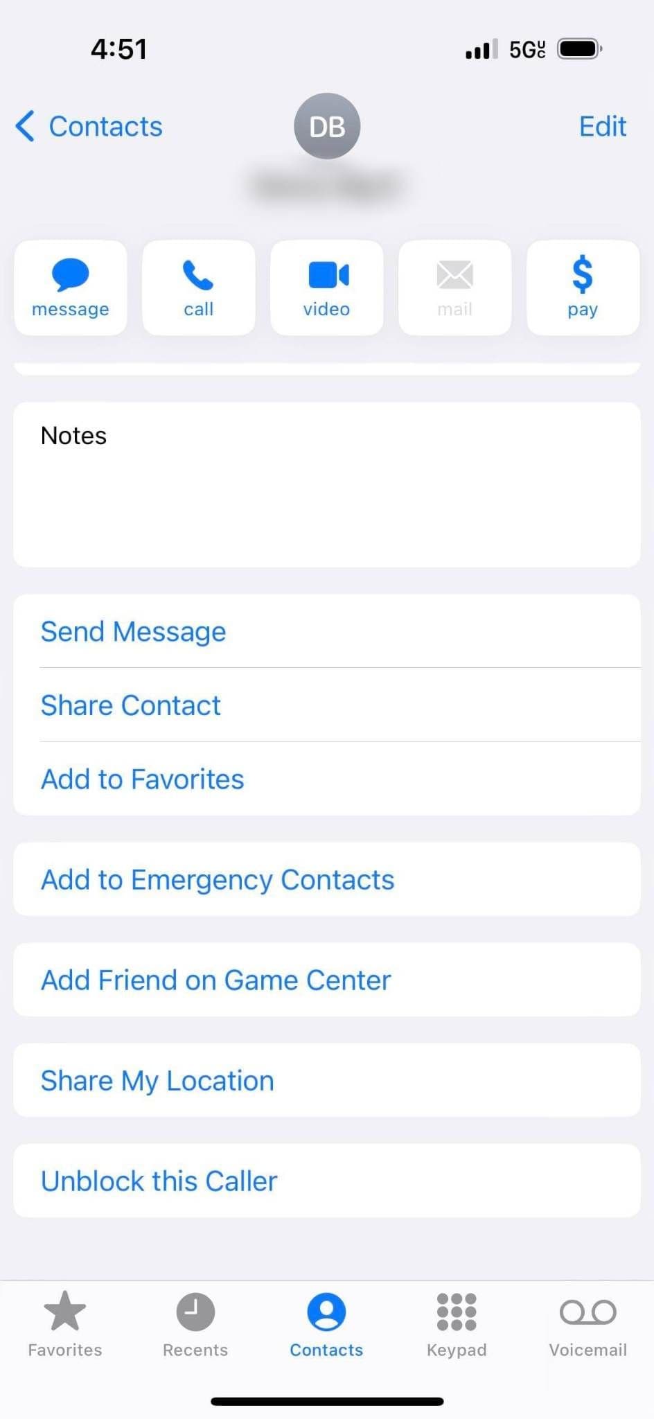 Το στιγμιότυπο οθόνης δείχνει τη σελίδα επαφής για μια επαφή που έχει αποκλειστεί στο iOS.