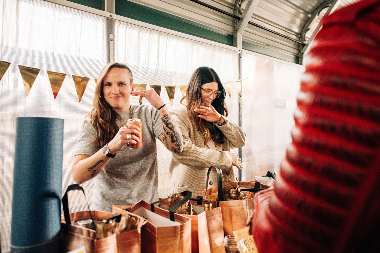 Δύο ιδρυτές εφαρμογών διασκεδάζουν σε έναν έρανο για να γιορτάσουν την κυκλοφορία του BuzzCutt