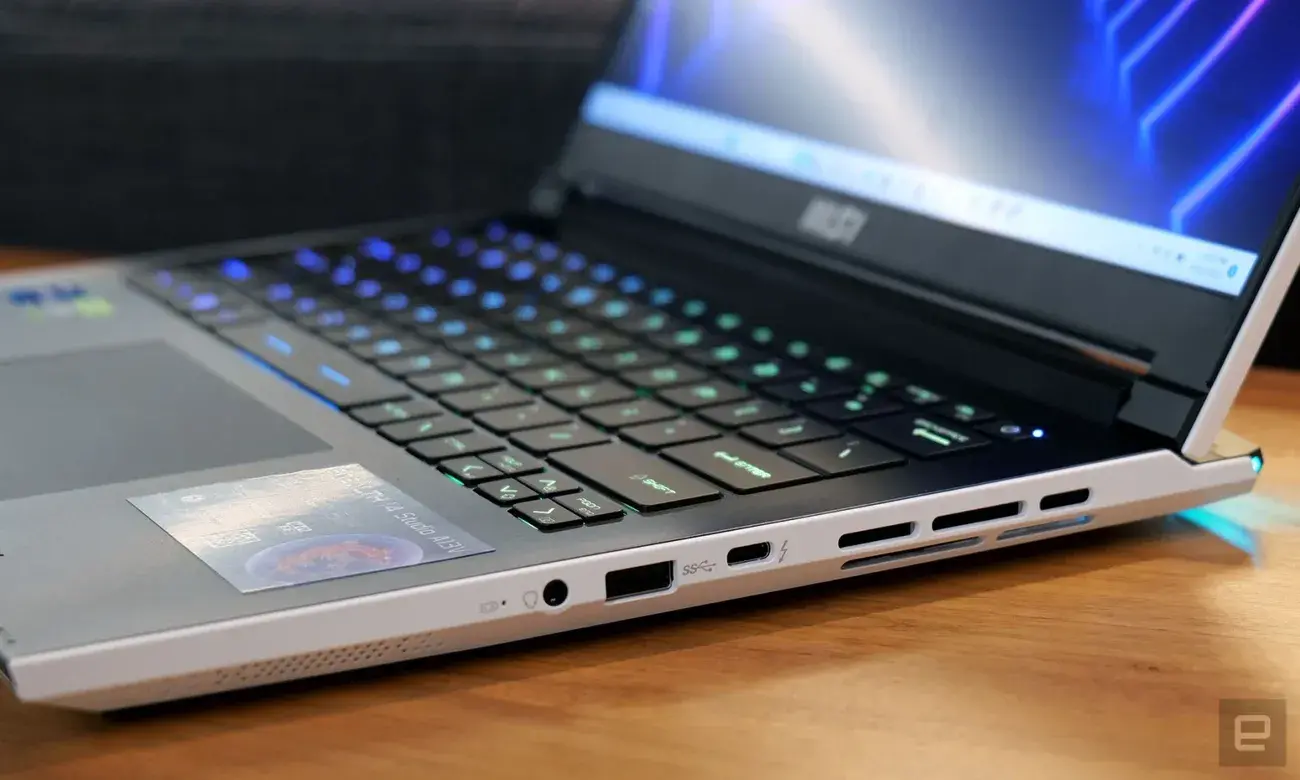 Εκτός από ένα USB-C, ένα USB-A και μια υποδοχή ακουστικών στη δεξιά πλευρά του συστήματος, το Stealth 14 Studio διαθέτει επίσης υποδοχή HDMI πλήρους μεγέθους και μια άλλη θύρα USB-C. 