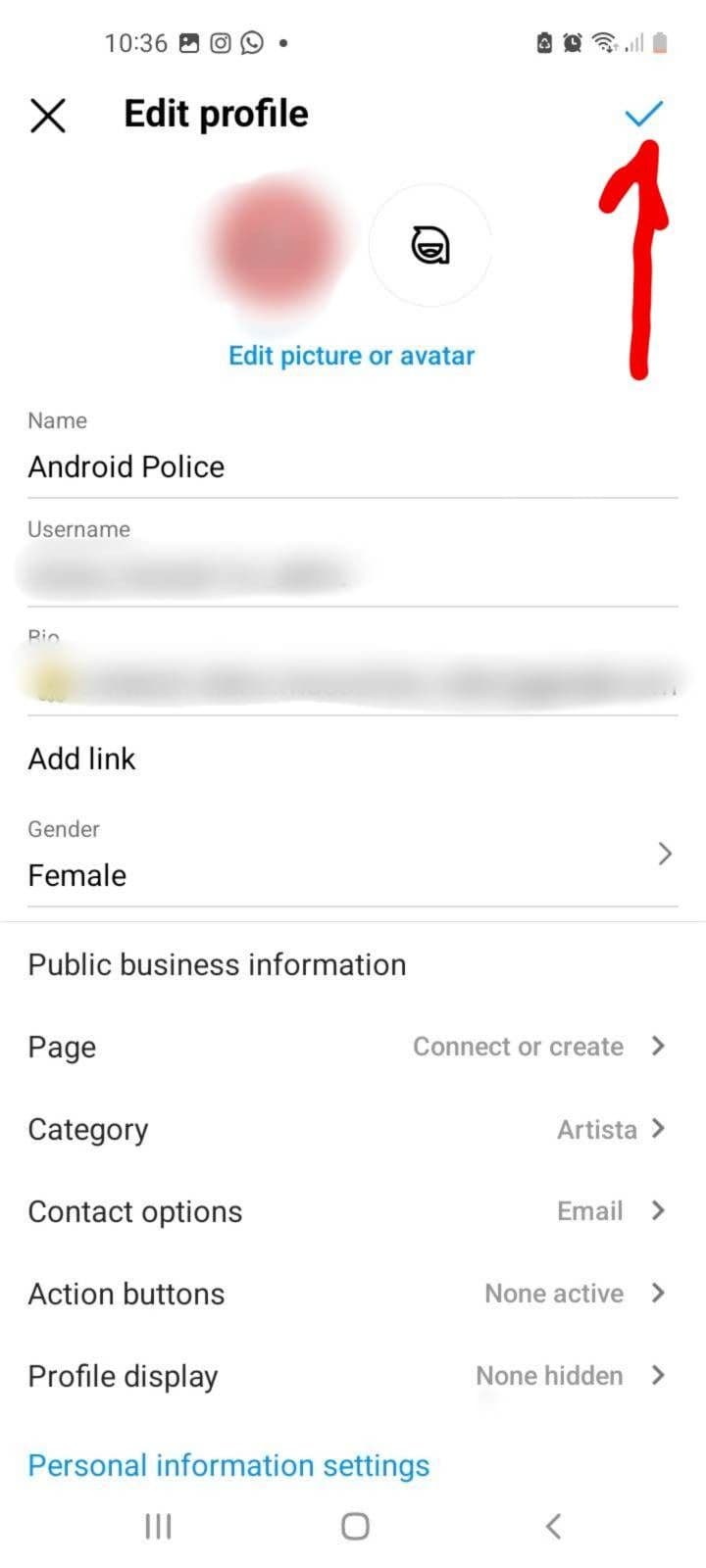 Εμφανίζεται ένα στιγμιότυπο οθόνης της σελίδας Επεξεργασία προφίλ της εφαρμογής Instagram, με ορισμένες θολές πληροφορίες για το απόρρητο.  Στην επάνω δεξιά γωνία της σελίδας, ένα κόκκινο βέλος δείχνει σε ένα εικονίδιο επιλογής.  Το εικονίδιο τικ υποδηλώνει την επιβεβαίωση ή την ολοκλήρωση των επεξεργασιών προφίλ.