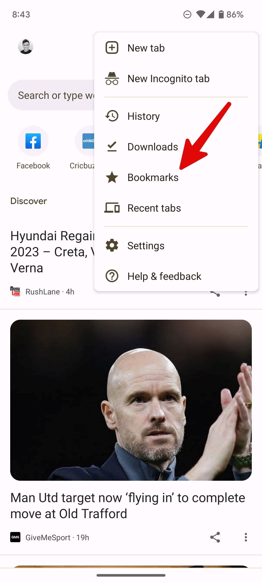 Ένα κόκκινο βέλος που δείχνει την επιλογή Σελιδοδείκτες στο μενού της εφαρμογής Google Chrome Android