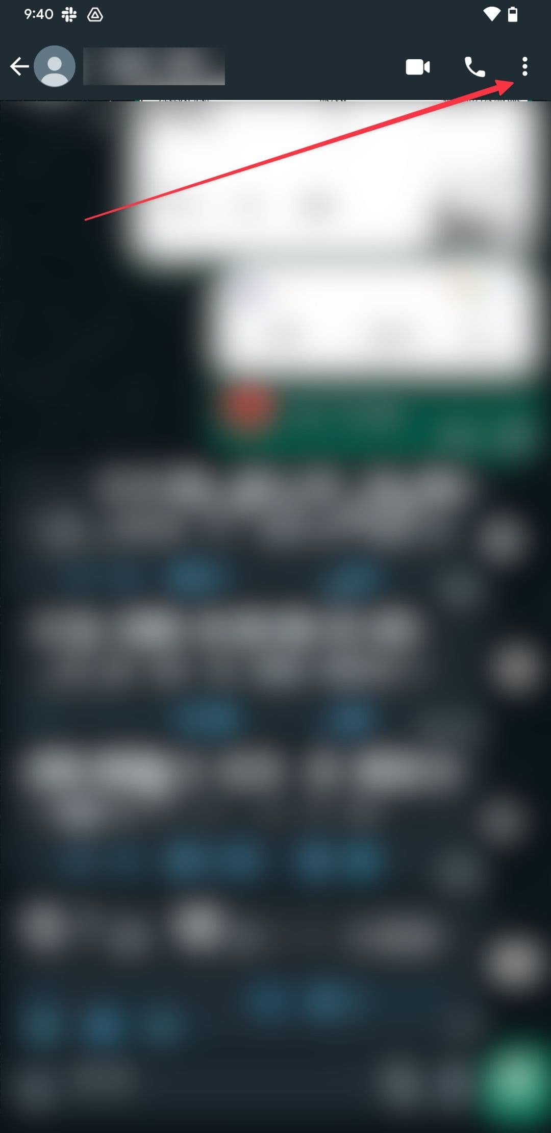 Στιγμιότυπο οθόνης της σελίδας συνομιλίας WhatsApp που δείχνει το μενού με τρεις κουκκίδες