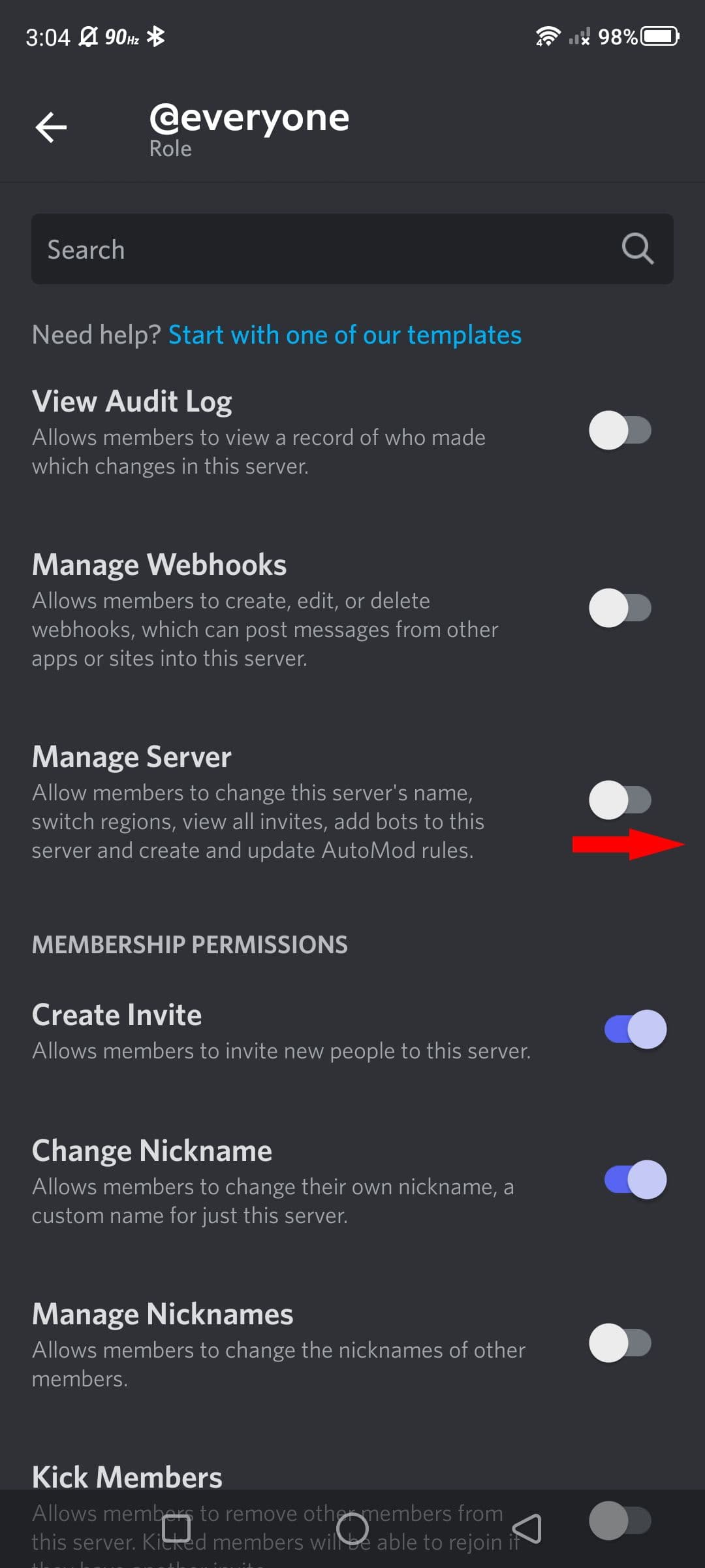 Οπτικό βοήθημα κόκκινου βέλους που δείχνει δεξιά για εναλλαγή στην επιλογή Διαχείριση διακομιστή στην εφαρμογή Discord για κινητά
