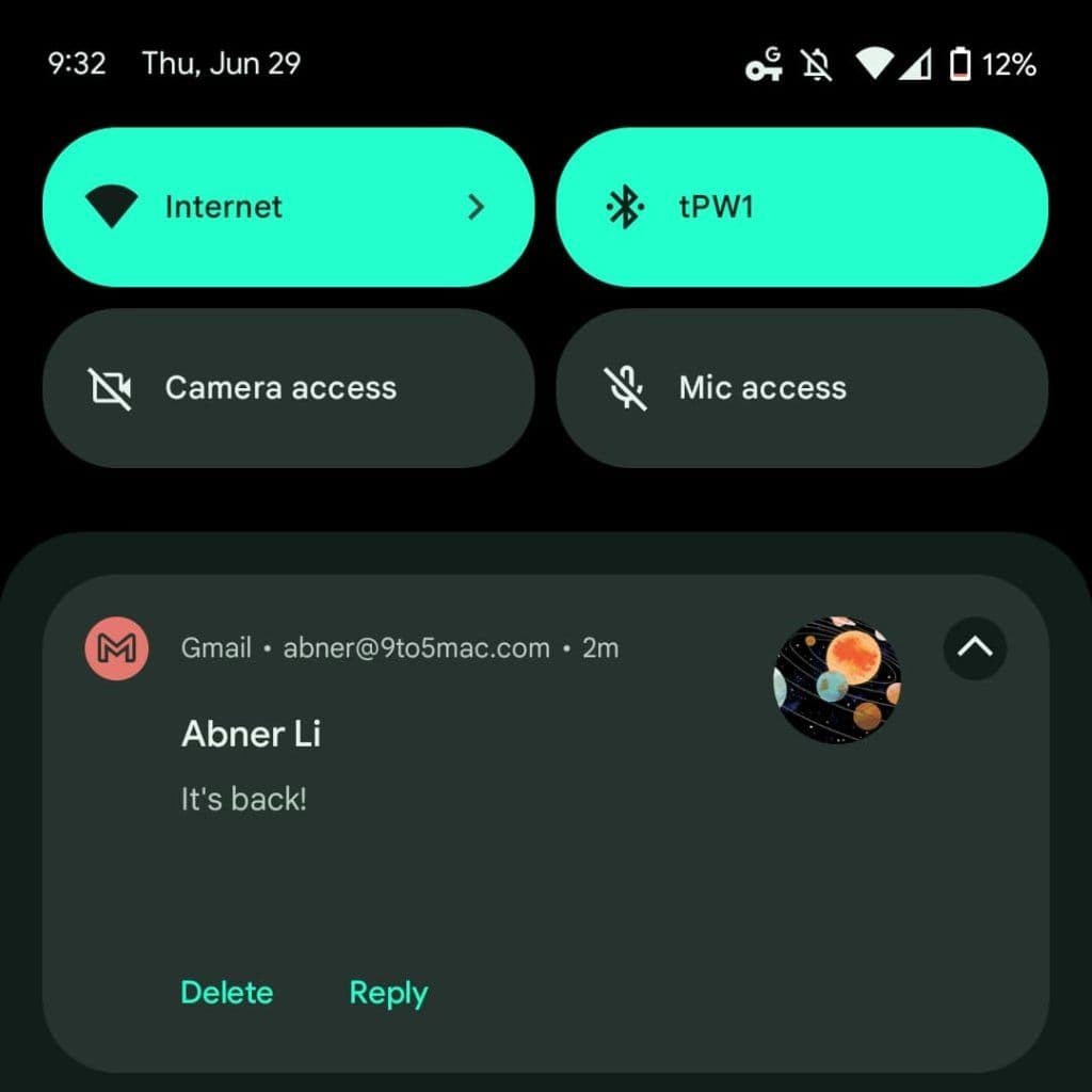 Σκίαση ειδοποιήσεων σε τηλέφωνο Android που δείχνει ένα κόκκινο εικονίδιο Gmail