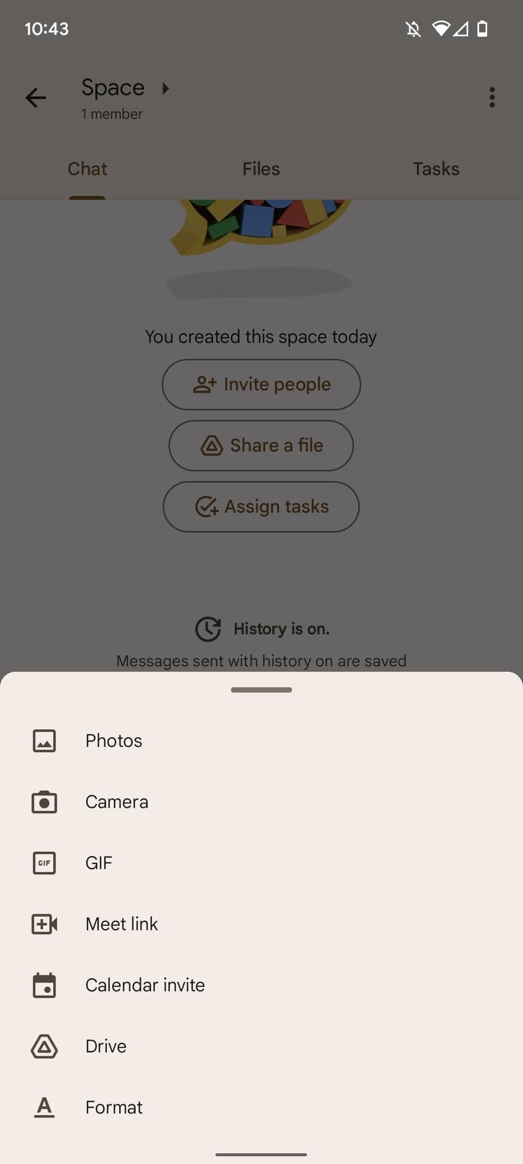 εφαρμογή συνομιλίας Google που εμφανίζει επιλογές επισύναψης μηνυμάτων