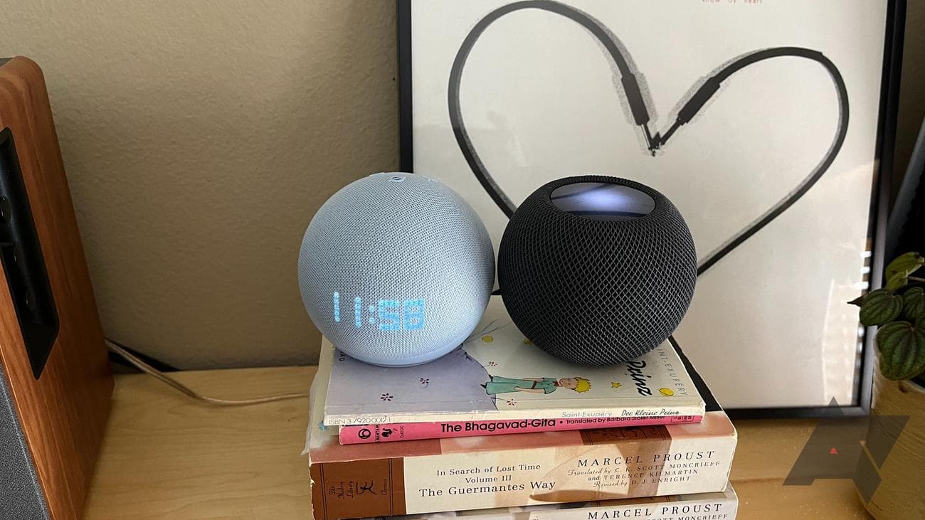 HomePod Mini δίπλα στο Amazon Echo Dot