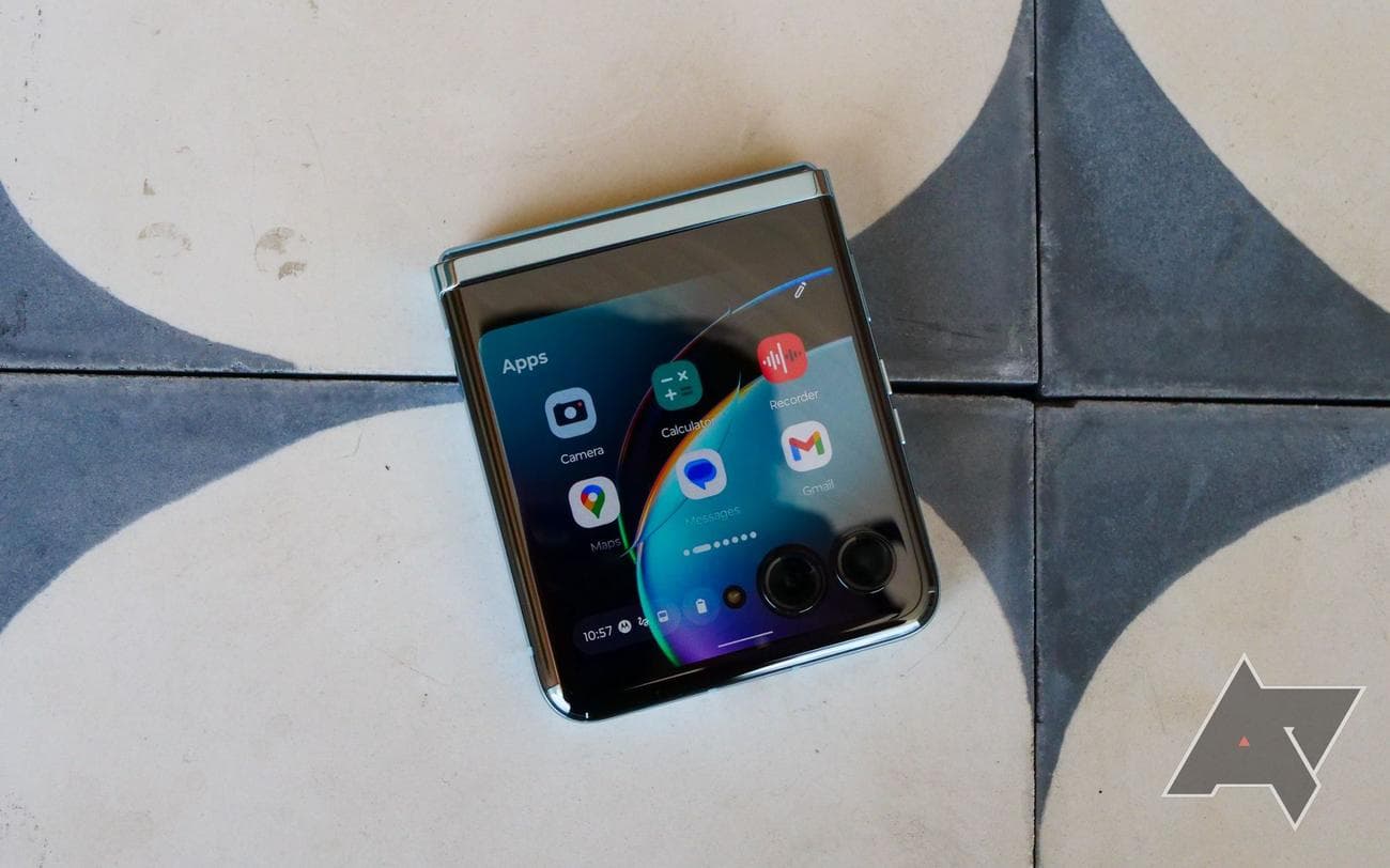 moto-razr-plus-hands-on-02