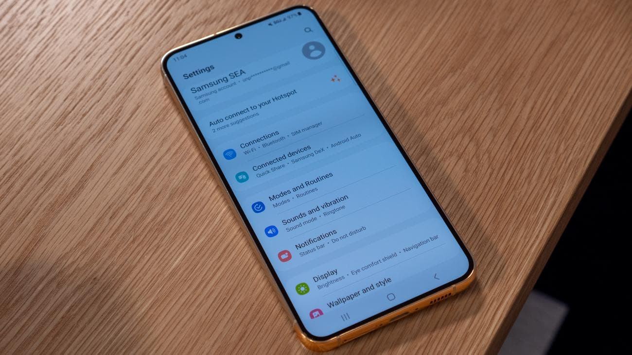 ρυθμίσεις samsung galaxy s23 στο τραπέζι