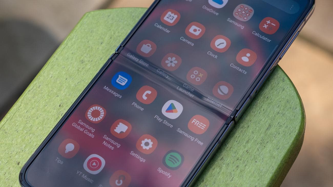 samsung galaxy z flip 4 crease από κοντά