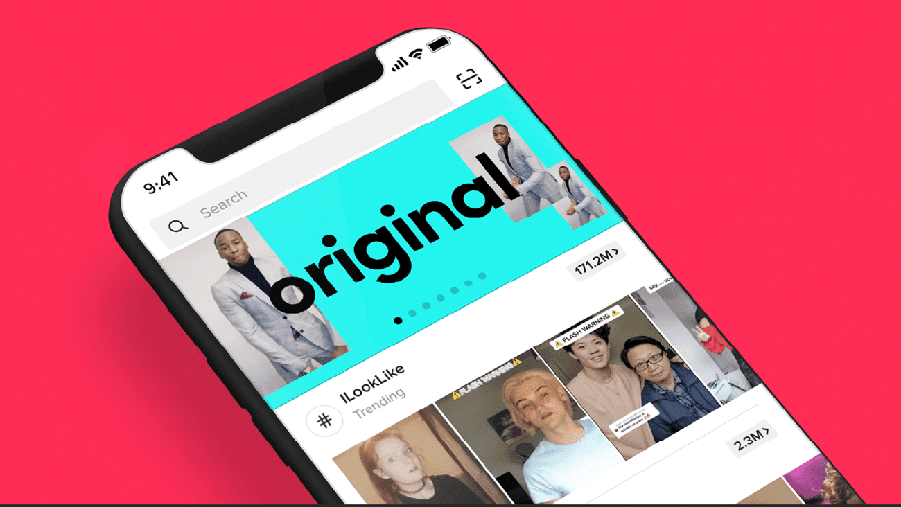 Ένα τηλέφωνο κάθεται σε κόκκινο φόντο.  η εφαρμογή TikTok είναι ανοιχτή στη συσκευή. 