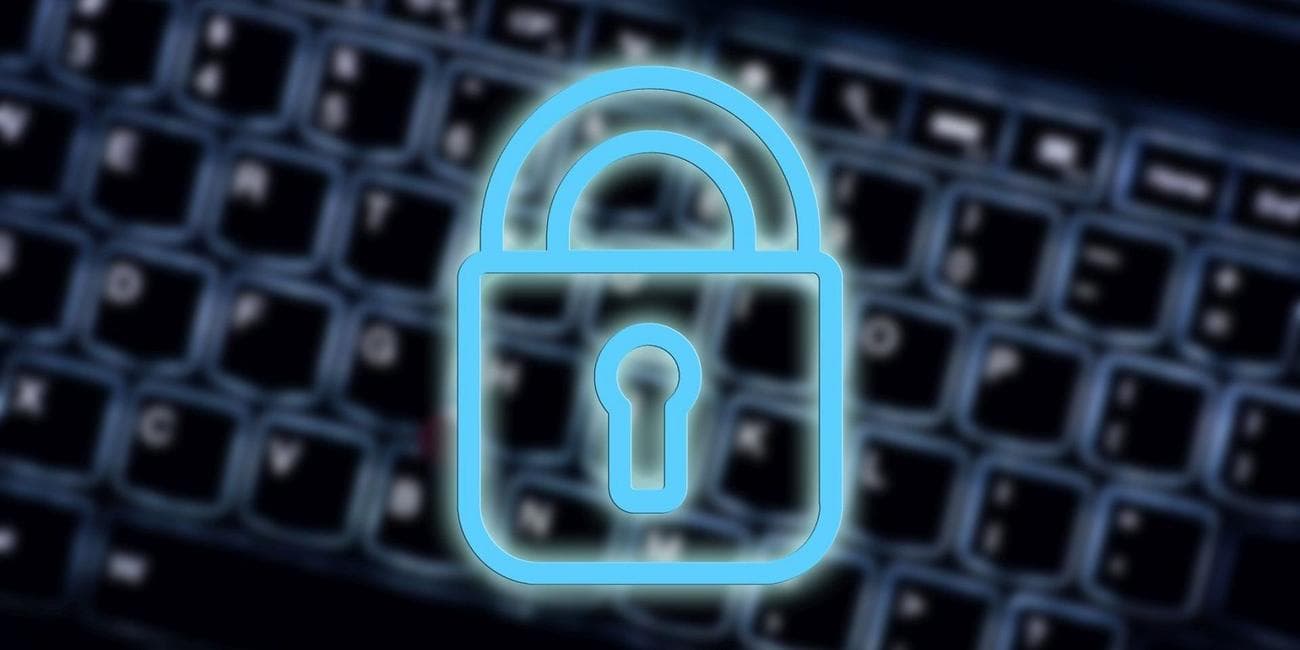 Η εικόνα δείχνει ένα μπλε εικονίδιο κλειδαριάς που αιωρείται πάνω από ένα σκούρο φόντο πληκτρολογίου.