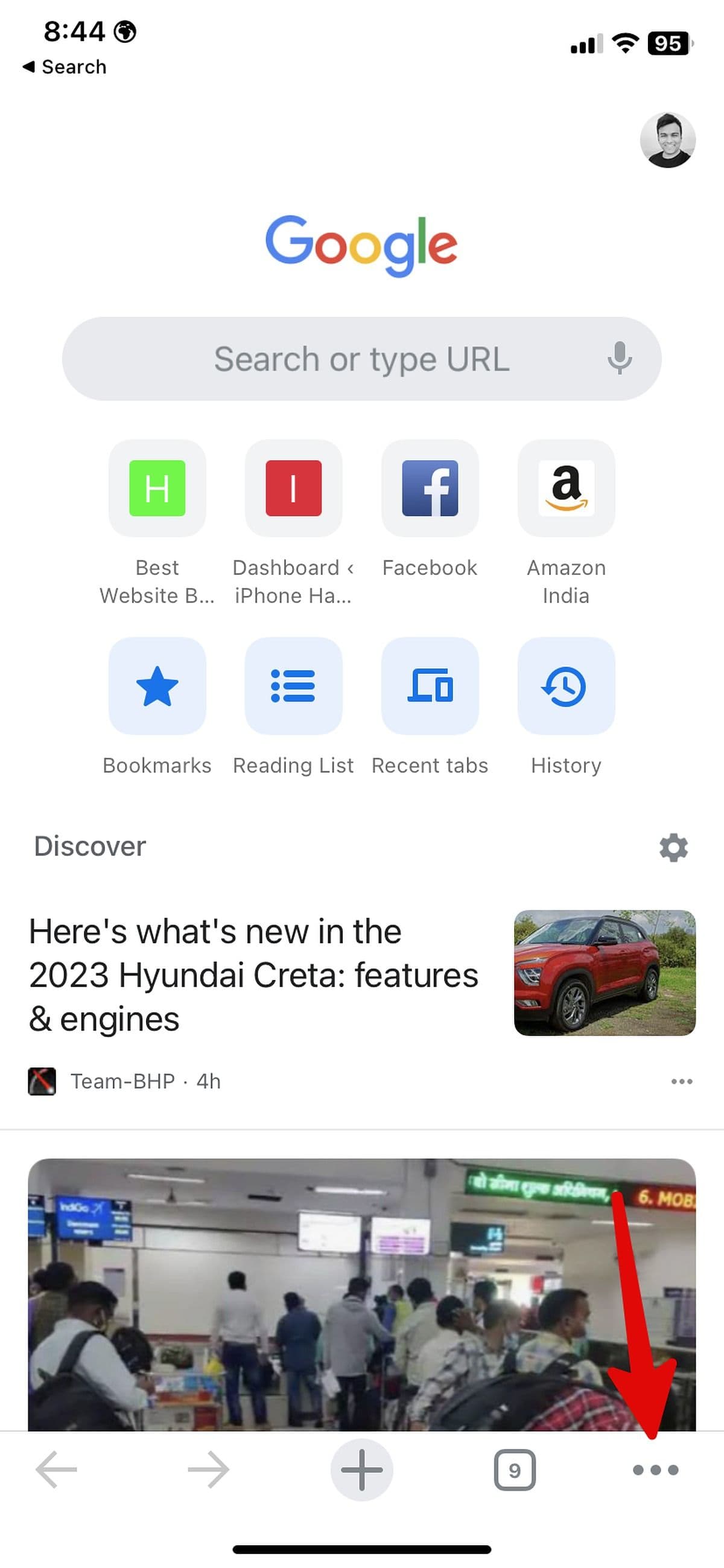 Ένα κόκκινο βέλος που δείχνει τις τρεις τελείες κάτω δεξιά στην εφαρμογή Google Chrome iOS