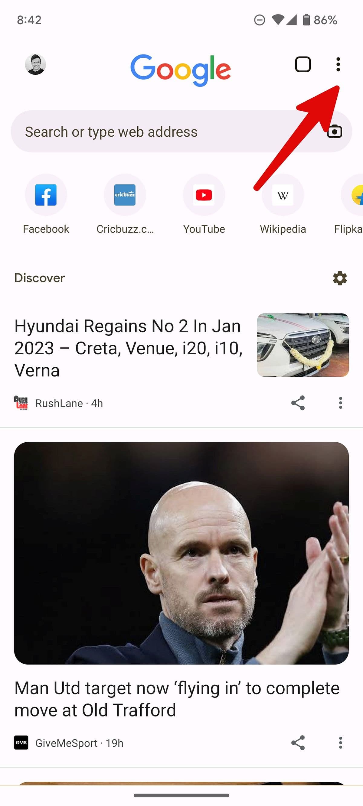 Ένα κόκκινο βέλος που δείχνει τις τρεις τελείες στην επάνω δεξιά γωνία της εφαρμογής Google Chrome για Android