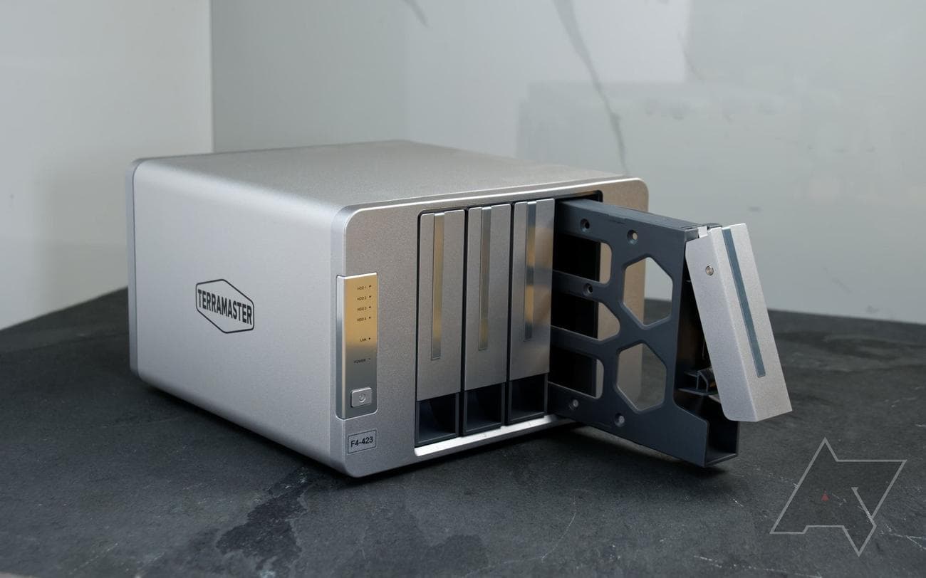 terramaster-f4-423-nas-drive-caddy-partially-out-1