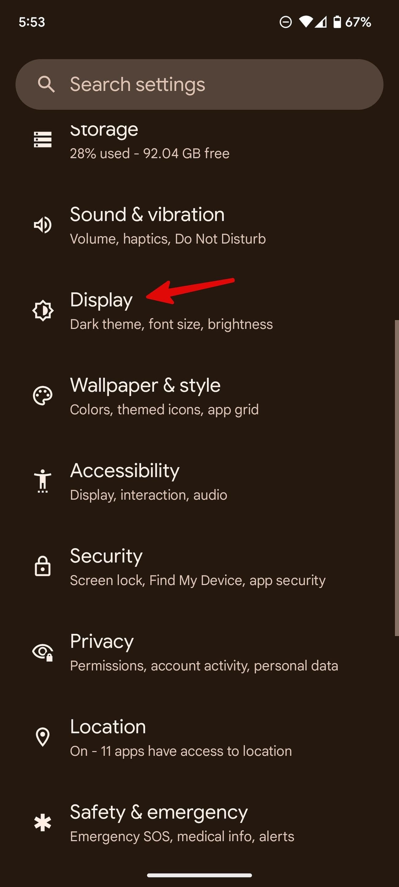 Ένα στιγμιότυπο οθόνης της εφαρμογής Google Chrome για κινητά με ένα βέλος που δείχνει τις ρυθμίσεις προβολής.