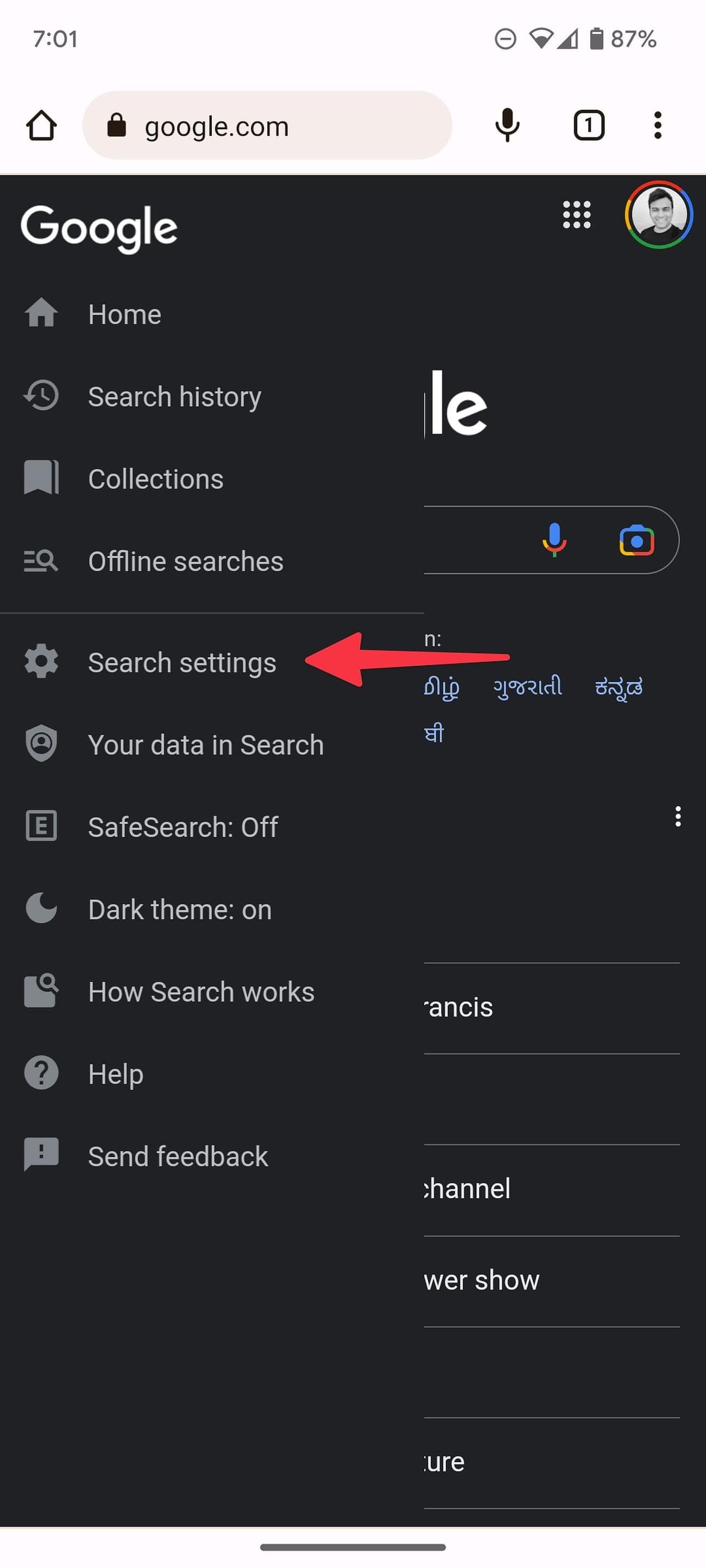 Ένα στιγμιότυπο οθόνης της Αναζήτησης Google σε ένα πρόγραμμα περιήγησης για κινητά με ένα βέλος που δείχνει τις ρυθμίσεις αναζήτησης.