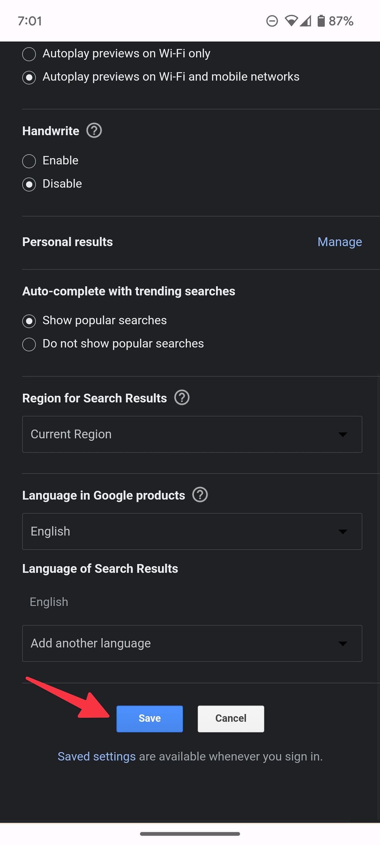 Ένα στιγμιότυπο οθόνης της Αναζήτησης Google σε ένα πρόγραμμα περιήγησης για κινητά με ένα βέλος που δείχνει το κουμπί Αποθήκευση στο μενού επιλογών.