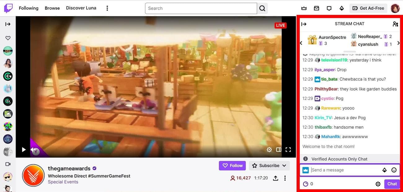 Ένα κόκκινο ορθογώνιο περίγραμμα πλαισίου στη συνομιλία μιας ζωντανής ροής του Twitch (Google Chrome)