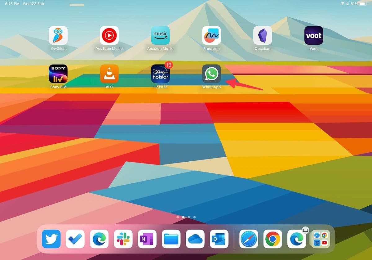 Ένα στιγμιότυπο οθόνης ενός iPad δείχνει ένα βέλος που δείχνει ένα εικονίδιο Web WhatsApp στην αρχική οθόνη.