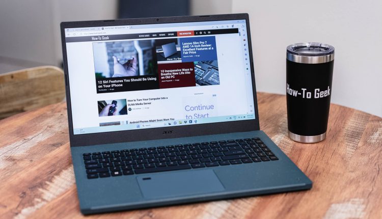 Ένα ωραίο πράσινο φορητό υπολογιστή με μερικά ελαττώματα
