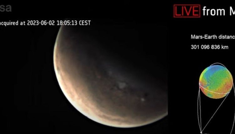 Απευθείας από τον Κόκκινο Πλανήτη για πρώτη φορά: Δείτε live κοντινές εικόνες του ‘Αρη