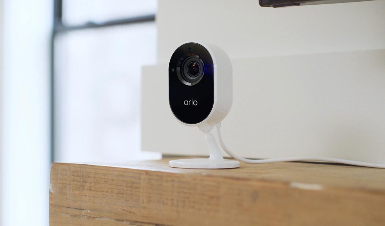 Αυτή η προσφορά Arlo Essential φέρνει την έξυπνη κάμερα ασφαλείας σε μια χαμηλές τιμές όλων των εποχών
