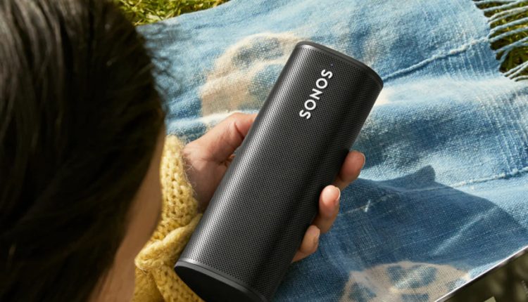 sonos roam lifestyle outdoor lawn using speaker and phone