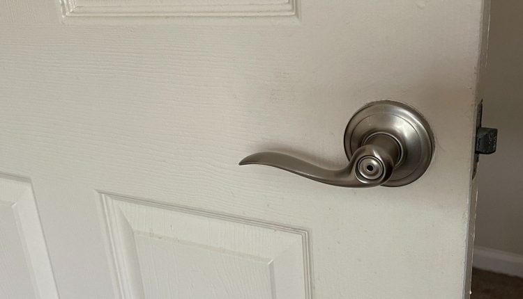 Γιατί οι άνθρωποι χρησιμοποιούν λαβές πόρτας αντί για πόμολα πόρτας - LifeSavvy
