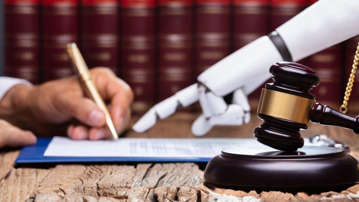 Δύο δικηγόροι επιβλήθηκαν πρόστιμο 5.000 $ για ψέματα που γράφτηκαν από το ChatGPT
