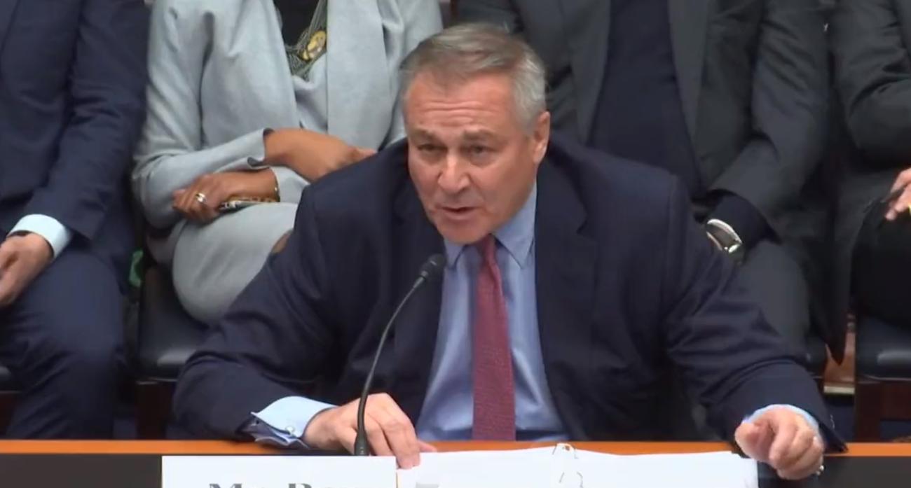 Η FTX μηνύει πρώην βοηθό της Χίλαρι Κλίντον