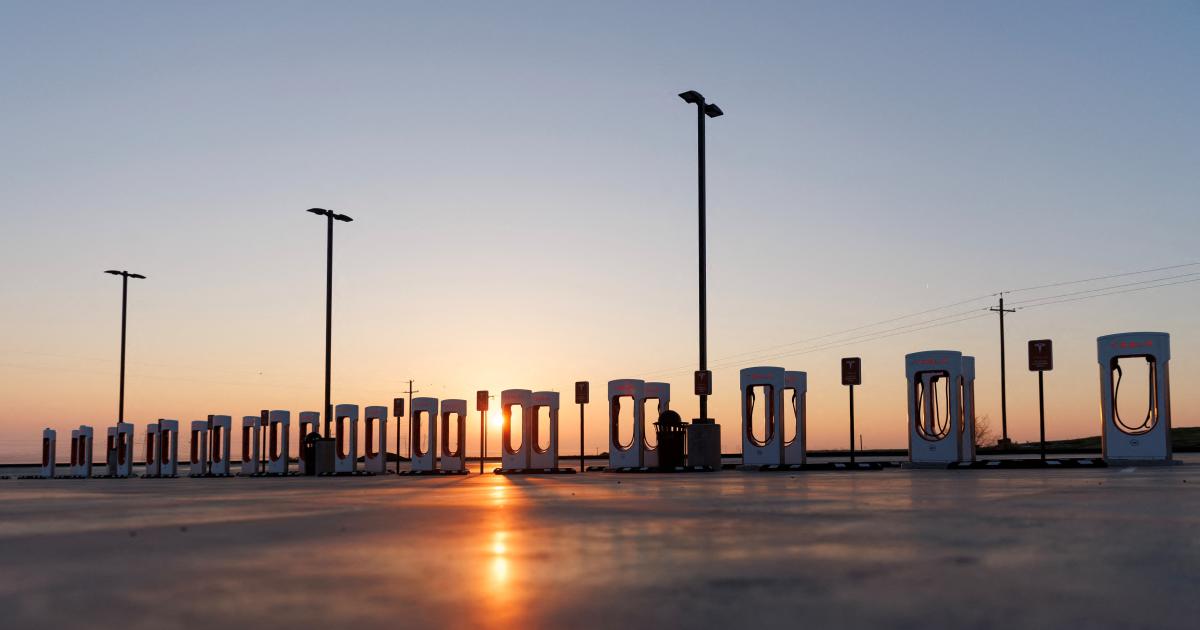 Η SAE δημιουργεί μια τυποποιημένη έκδοση του βύσματος φόρτισης EV της Tesla
