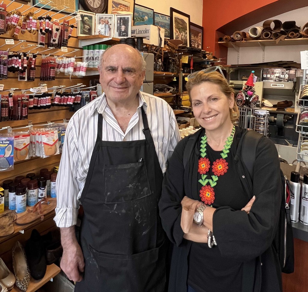 Η Μάγια Τσόκλη με τον τσαγκάρη Χρήστο Σοϊλη 1