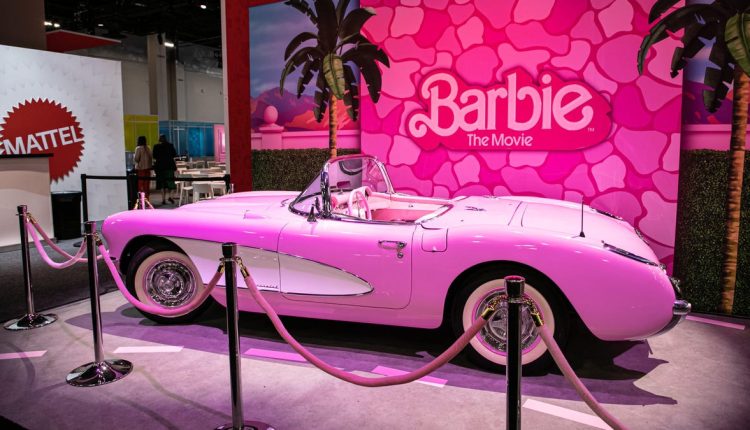 Η ροζ κορβέτα της Margot Robbie στην οθόνη
