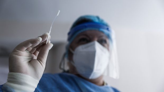 Κοροναϊός: 38 θάνατοι την τελευταία εβδομάδα – Μείωση της θετικότητας