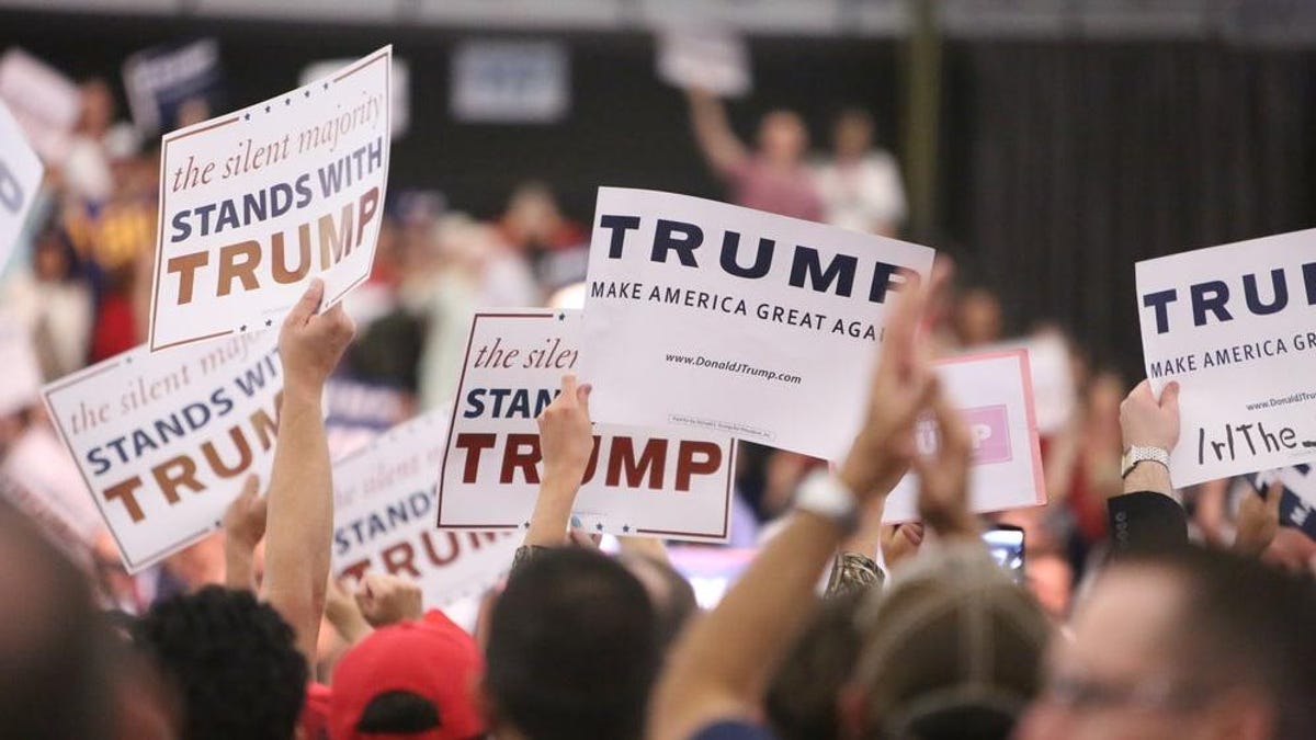 Ο Ντόναλντ Τραμπ εξακολουθεί να χρησιμοποιεί τη λίστα email του Dead Parler
