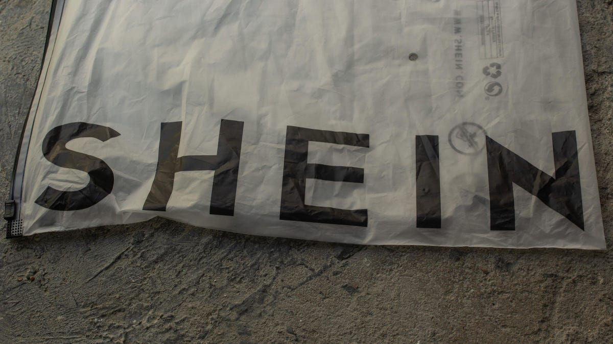 Οι Influencers αρνούνται τις φήμες του Slave Labor After Shein Factory Tour
