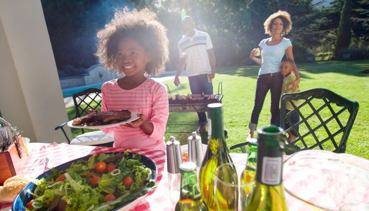 Πώς να απωθήσετε τις μύγες στο Cookouts – LifeSavvy
