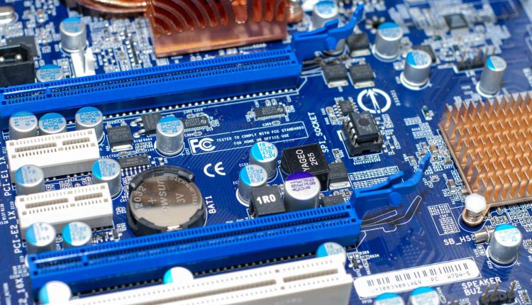 Πώς να δοκιμάσετε και να αντικαταστήσετε την μπαταρία CMOS σας
